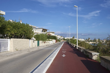 意大利西西里地中海滨海码头拉古萨省在海滨有房屋和自行车道