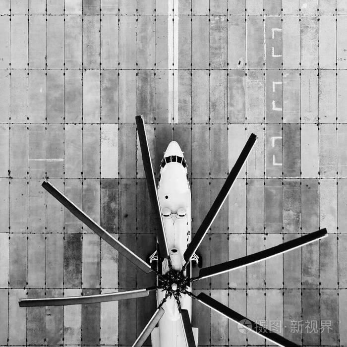 重型运输直升机鸟瞰. 跑道上的装载设备