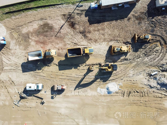 美国卡罗尔顿大型建筑工地的俯视机械和重型设备.