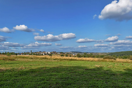 在夏天阳光明媚的日子里，有干草堆的乡村景观。 蓝天上有云的乡村景观。