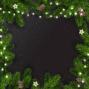 创意框架由圣诞杉木树枝在黑暗的背景与灯松果。 圣诞节和新年卡。 矢量插图