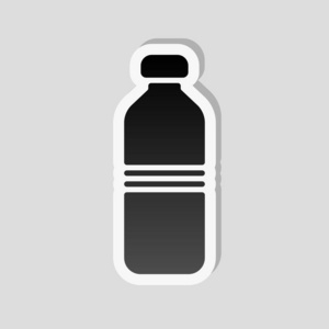 瓶装水简单图标。 白色边框和灰色背景的简单阴影的贴纸风格