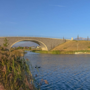 奥奎尔湖平静水面上的拱形桥图片