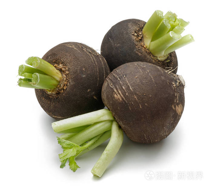 白色背景下分离出三个黑萝卜