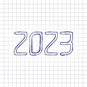 2023年数字图标。新年快乐。手绘在纸上的图片。蓝墨水，勾勒素描风格..在格子背景上涂鸦