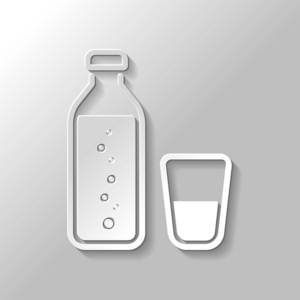 一瓶有气泡和玻璃杯的水。 简单的图标。 带有灰色背景阴影的纸样式