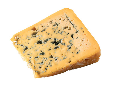 白色背景的蓝色奶酪片