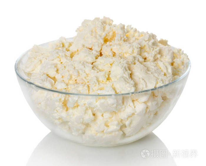 白色背景隔离的玻璃碗中的凝乳