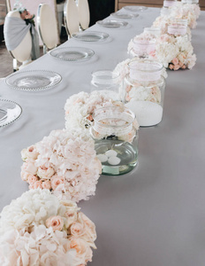 花在桌子上优雅的花饰