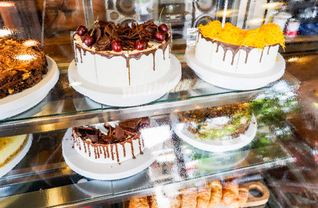 蛋糕摆在橱窗里托盘蛋糕摆在商店面包店糕点店橱窗里，糖果巧克力蛋糕选择性地聚焦