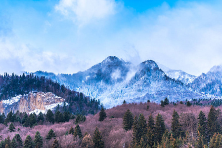 蓝天滑雪坡多雪多山景观