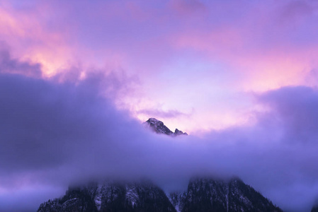 紫色的天空山顶覆盖着云彩照片