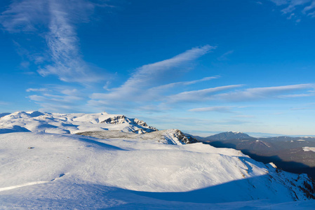 蓝天滑雪坡多雪多山景观