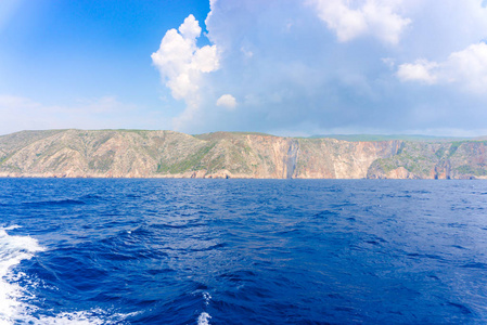 风景如画的海岩和蓝色多云的天空