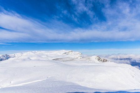 蓝天滑雪坡多雪多山景观