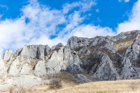 迷人的自然岩石山景，蓝色多云的天空