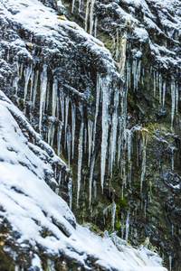 大自然背景上巨大的冷冰柱图片