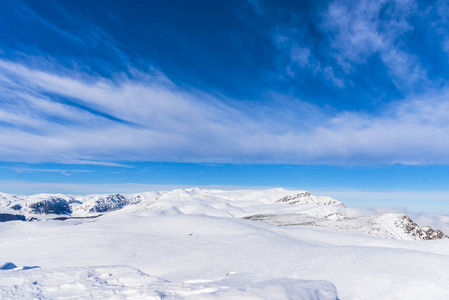 蓝天滑雪坡多雪多山景观