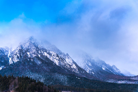 蓝天滑雪坡多雪多山景观