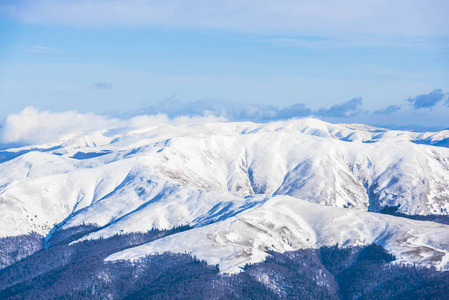 蓝天滑雪坡多雪多山景观