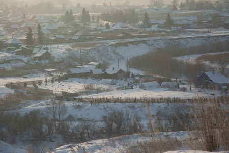 俄罗斯西伯利亚大自然冬季霜冻寒冷的乡村森林泰加雪路家园安静的桥河冰岸冬季景观傍晚反射日