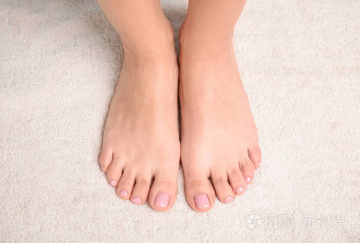 女人光滑的脚在毛巾特写水疗护理