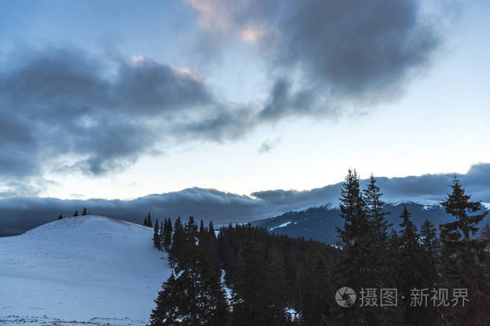 令人惊叹的自然景观，多云的天空背景