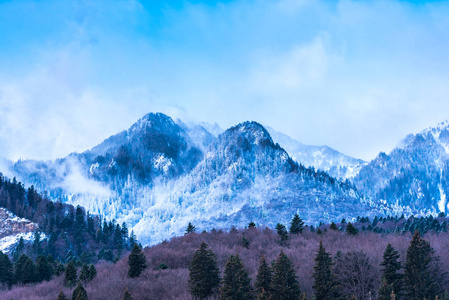 蓝天滑雪坡多雪多山景观