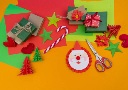 圣诞节装饰的装饰在橙色的背景上。 礼品包装材料。 历法。