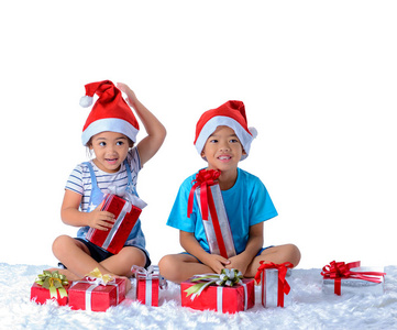 快乐的小亚洲男孩和女孩的肖像，有许多礼品盒隔在白色背景和剪裁路径上