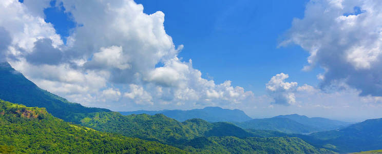 泰国美丽的山林和蓝天景观。