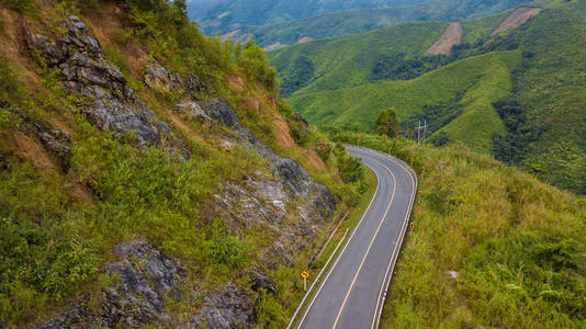 从PUA区到泰国南省博克卢阿区的山山路曲线路上美丽的天际线鸟瞰图。