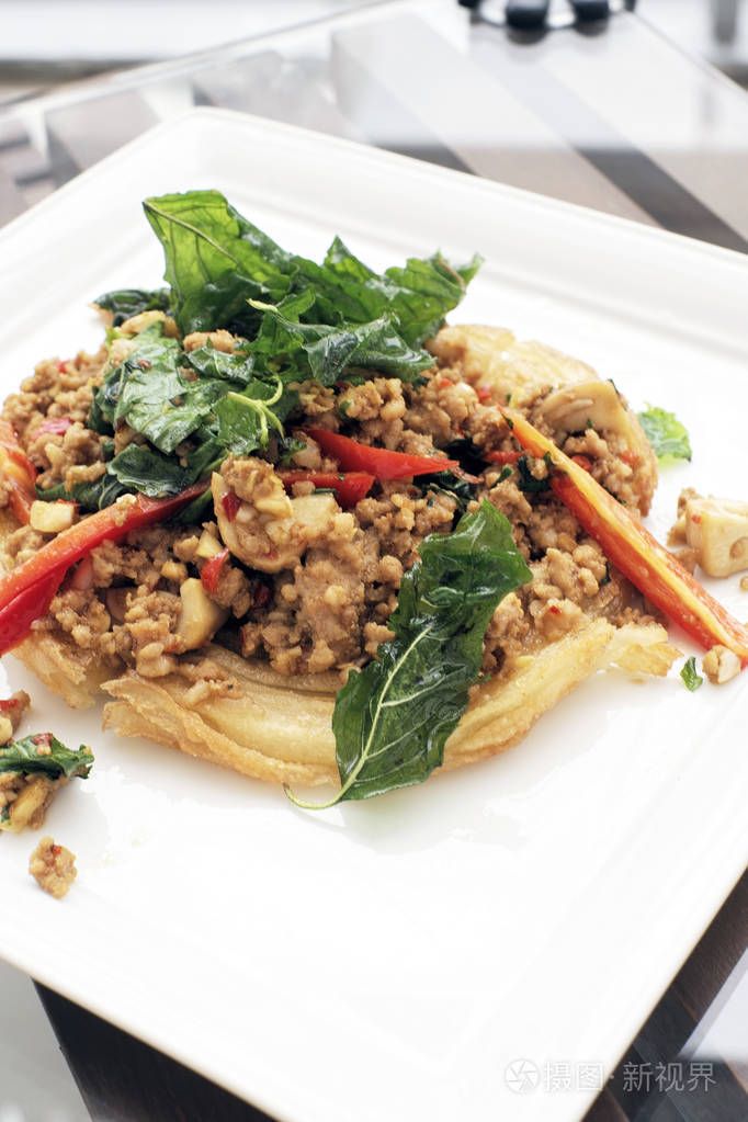 美味的罗勒炒猪肉