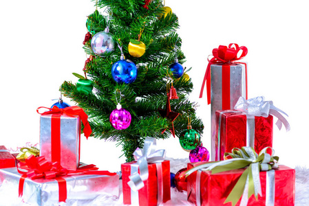 圣诞树与彩色球和礼品盒隔离在白色背景与剪裁路径。 圣诞节或新年快乐