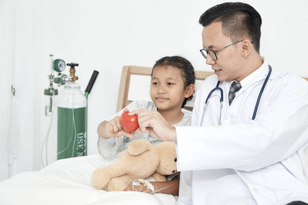 护理医生用听诊器拿着红心和孩子在病人室保健和医学概念癌症女孩意识