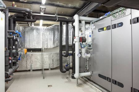 大型建筑地下室技术室的长通风管照片