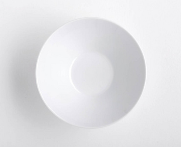 放置在白色桌子上的白色餐厅盘子的高架视图