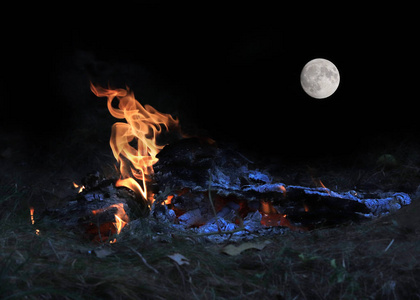 林火的明亮火焰和地平线上的满月