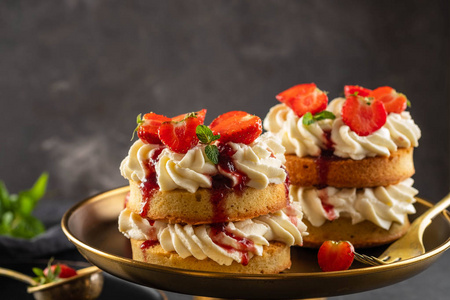 维多利亚海绵蛋糕与草莓, 果酱和奶油在黑暗的背景。复制空间