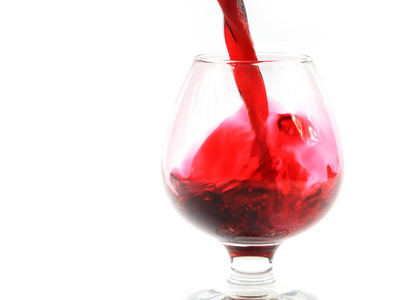葡萄酒的流动在倒入玻璃杯中时会产生图案