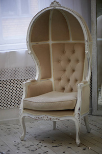 巨大的旧椅子, 有浅色的织物内饰和高封闭的背部