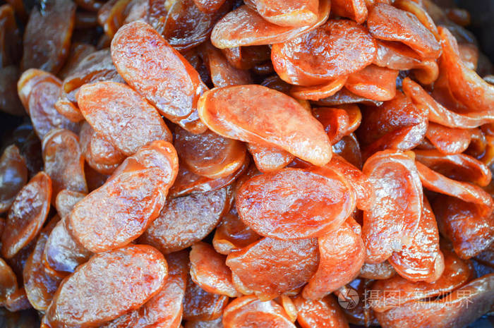 中国猪肉香肠切片和炸肠美味的街头食品炮战