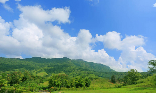 泰国山林蓝天的美丽山景..