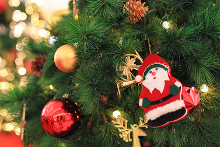 圣诞树带有装饰物品，用于圣诞节和冬季的背景。