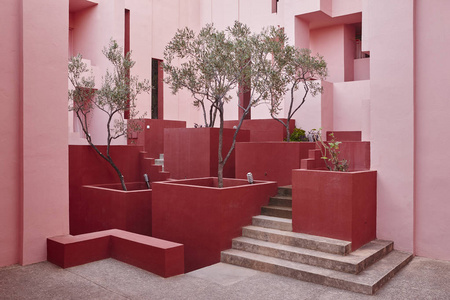 几何建筑设计..红墙，拉曼萨纳拉。西班牙卡尔佩