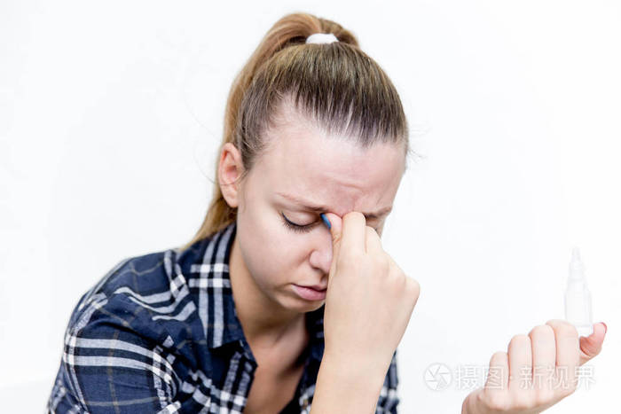 视力不好的年轻妇女用眼镜和隐形眼镜