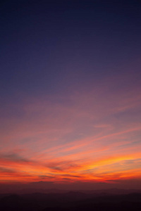 夕阳西下，乡村色彩斑斓的天空
