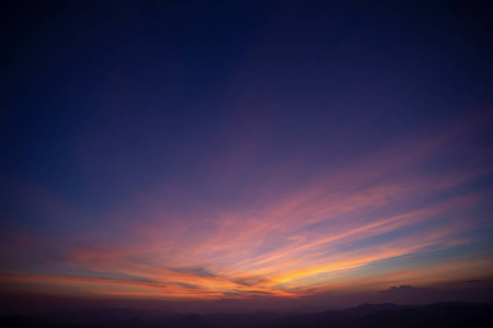 夕阳西下，乡村色彩斑斓的天空