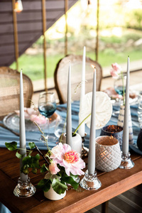 两人的节日餐桌，装饰有豪华的桌布和白色的花，花环下有绿色，乡村风格