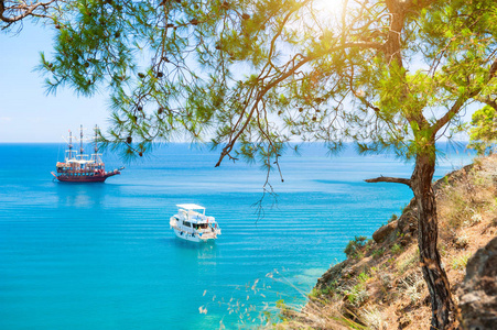 美丽的海岸与绿松石水附近的凯默土耳其。 夏季景观